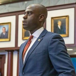 Florid : Yon depite ayisyano-Ameriken depoze pwojè lwa kont migran san papye