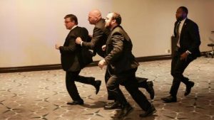 Yon nonm ame eseye antre nan dine korespondan Mezon Blanch lan, Trump evakye an ijans