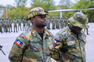 De (2) sòlda FAd&rsquo;H revoke ak dezonè apre akizasyon ekstòsyon