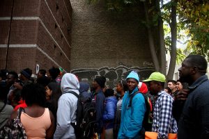 Plizyè santèn Ayisyen manifeste devan Anbasad Ayiti nan Chili pou denonse reta nan pwosedi migratwa yo