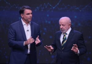BREZIL: Lula ak Bolsonaro fas a fas nan yon deba elektoral kote akizasyon ak konfwontasyon domine